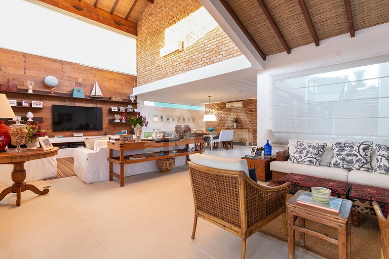 Linda casa, com seis suítes, em condomínio frente mar