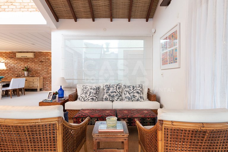 Beautiful house, with six suites, in condominium seafront
