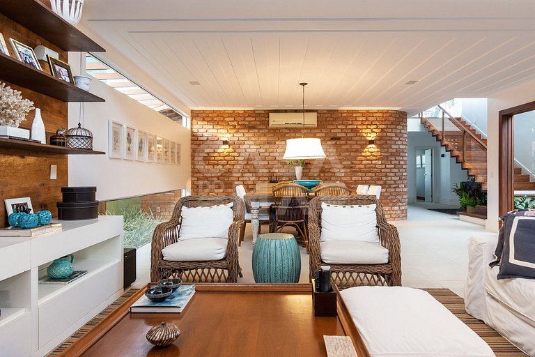 Linda casa, com seis suítes, em condomínio frente mar