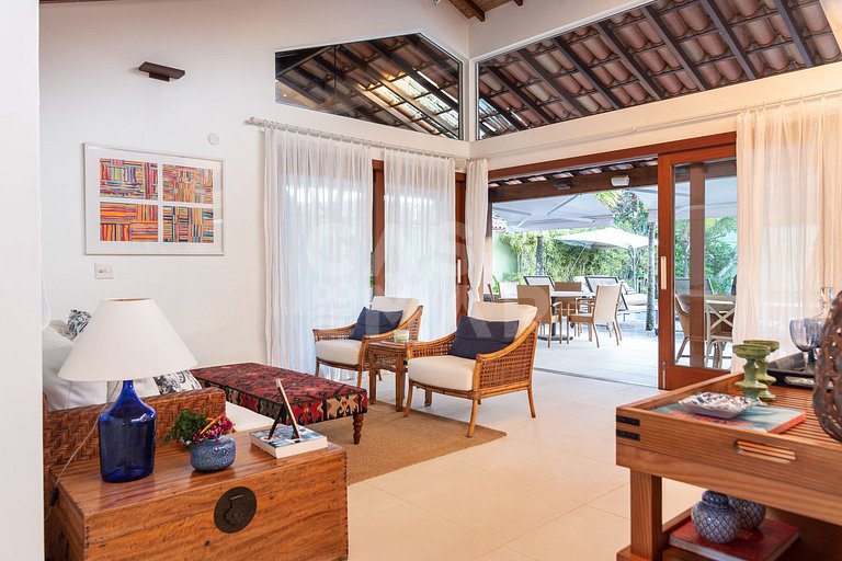 Beautiful house, with six suites, in condominium seafront