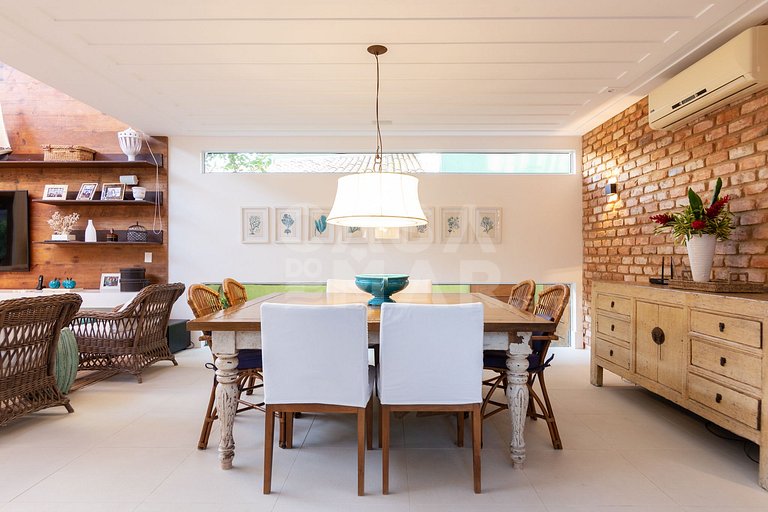 Beautiful house, with six suites, in condominium seafront