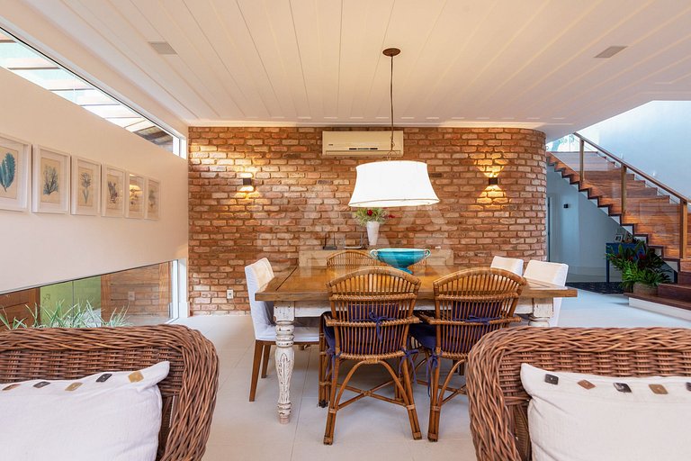 Beautiful house, with six suites, in condominium seafront