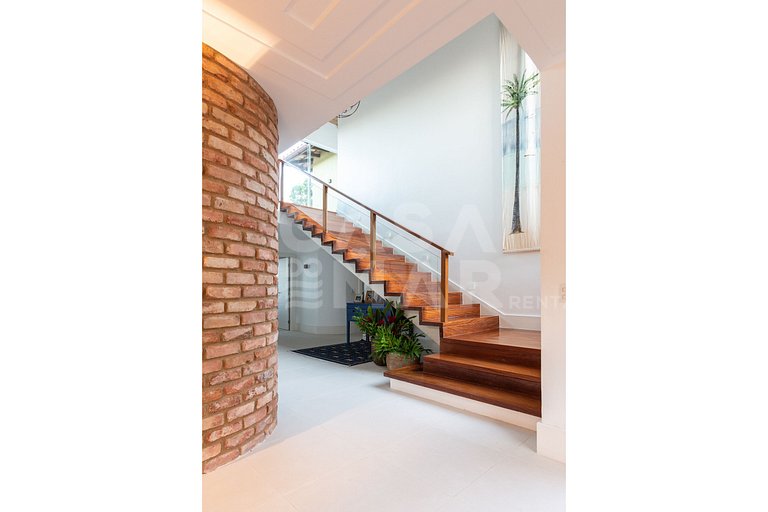 Beautiful house, with six suites, in condominium seafront