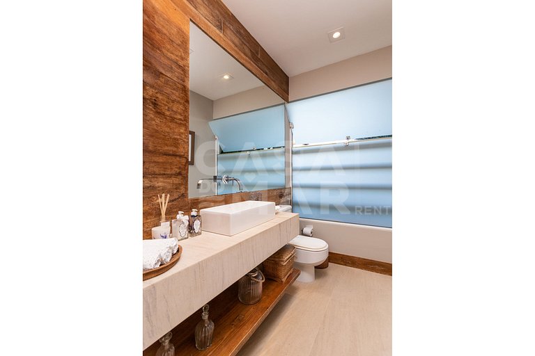 Beautiful house, with six suites, in condominium seafront