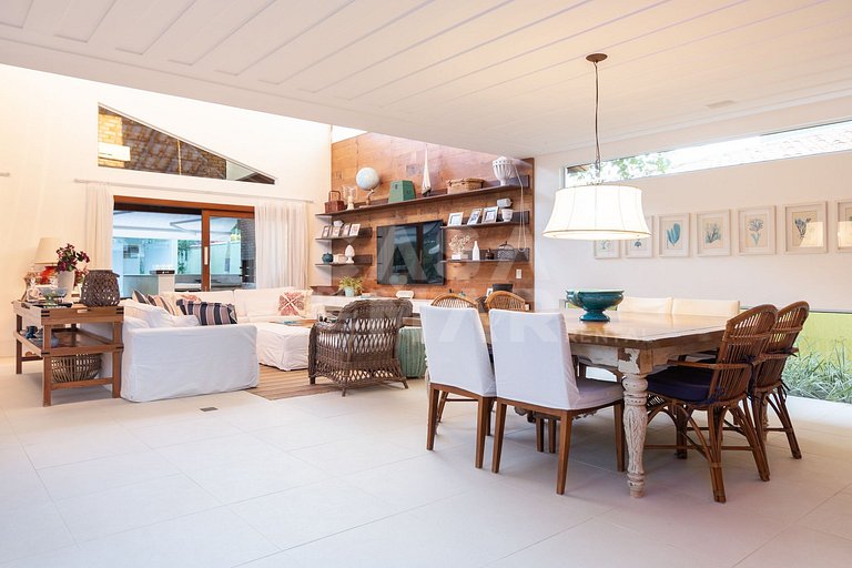 Beautiful house, with six suites, in condominium seafront