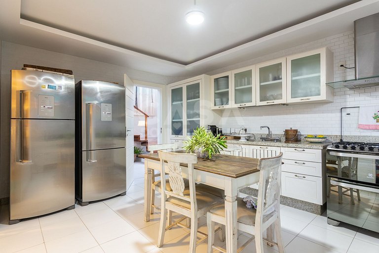 Beautiful house, with six suites, in condominium seafront