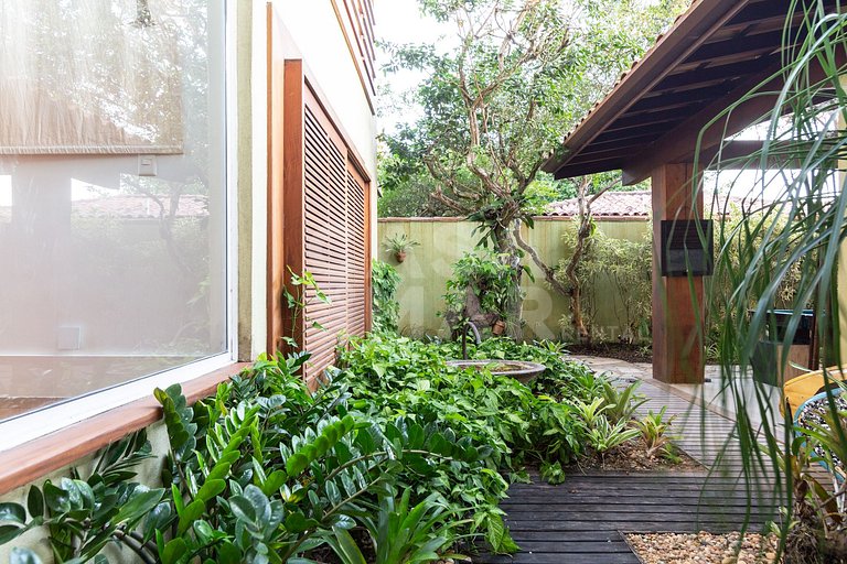 Linda casa, com seis suítes, em condomínio frente mar