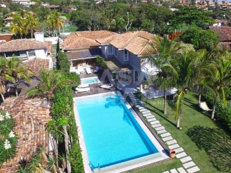 Mansão espetacular com cinco suítes, pé na areia da Praia da