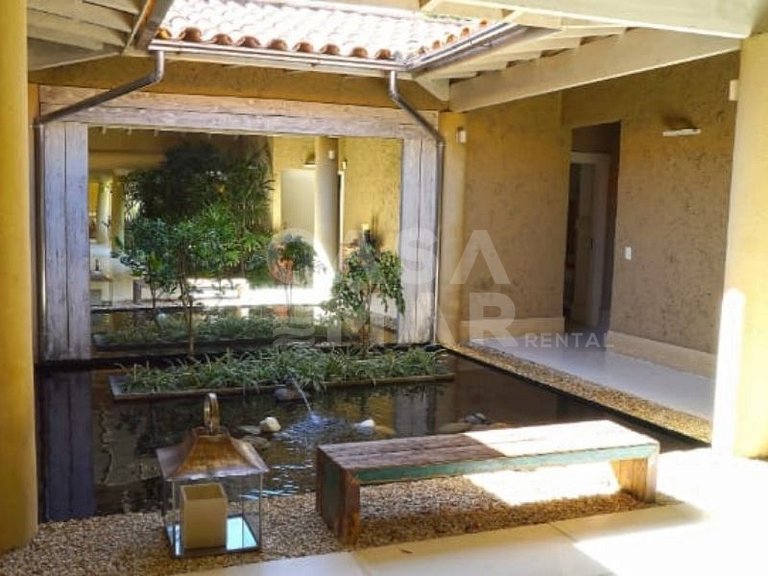 Spectacular mansion with five suites, standing on the sand o