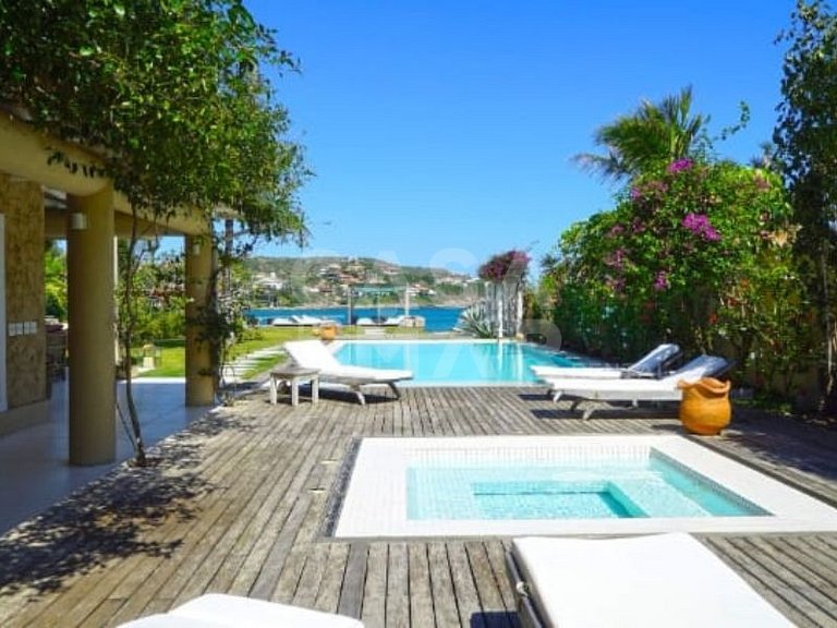 Spectacular mansion with five suites, standing on the sand o