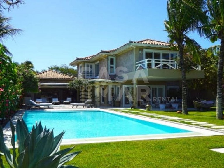 Spectacular mansion with five suites, standing on the sand o