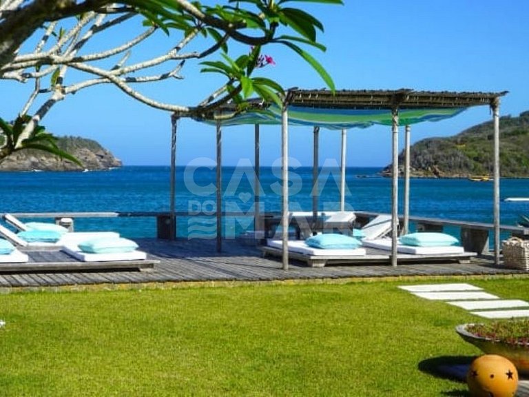 Spectacular mansion with five suites, standing on the sand o