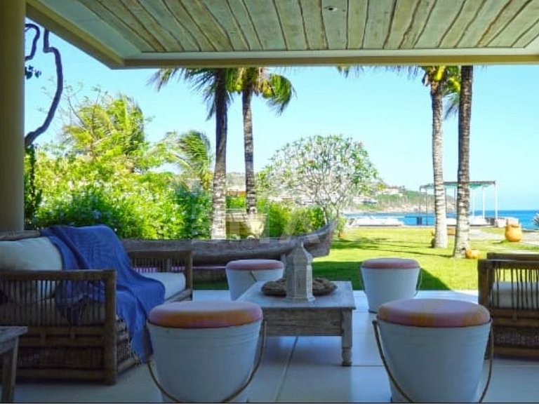 Spectacular mansion with five suites, standing on the sand o