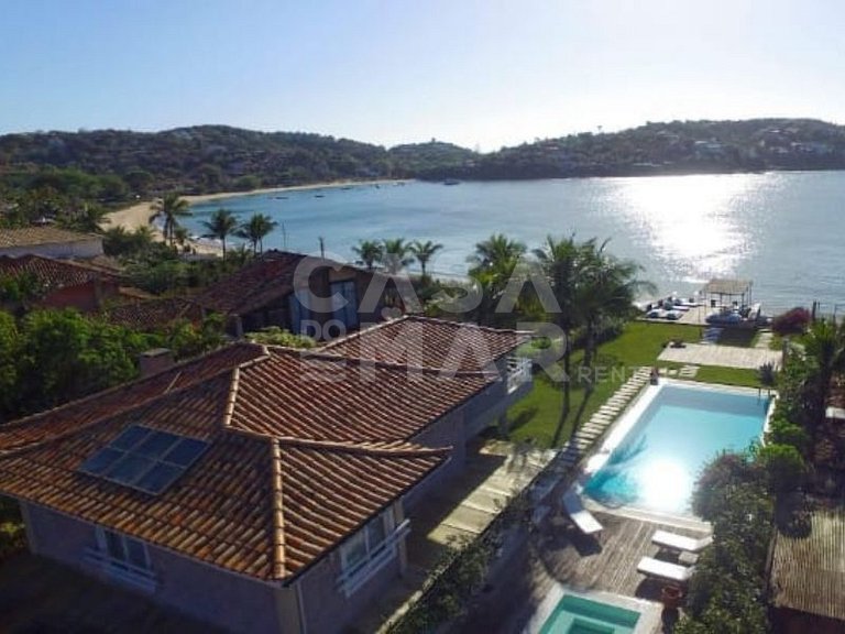 Spectacular mansion with five suites, standing on the sand o