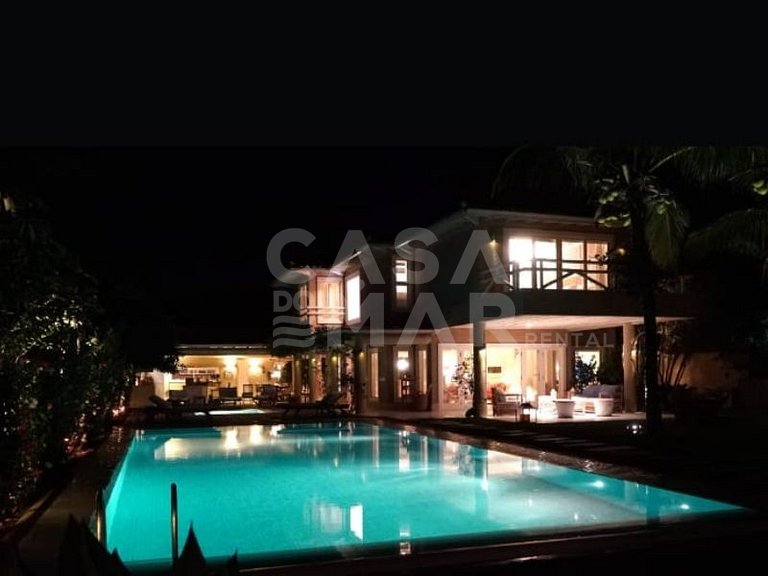 Spectacular mansion with five suites, standing on the sand o