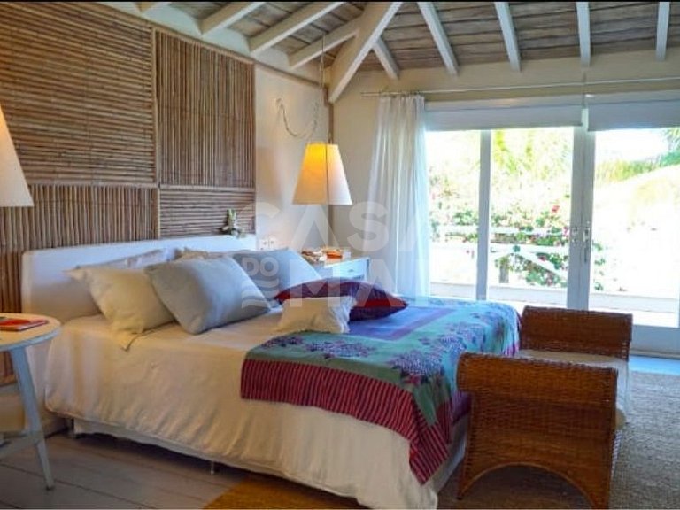 Mansão espetacular com cinco suítes, pé na areia da Praia da