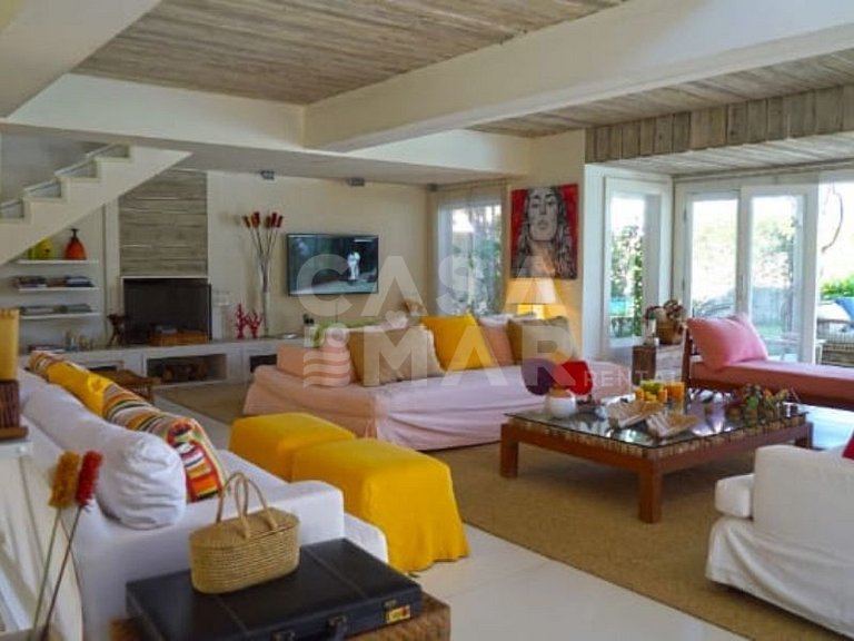 Spectacular mansion with five suites, standing on the sand o