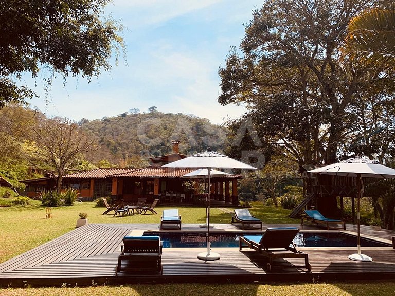 Linda Villa com sete suítes e vista para as montanhas