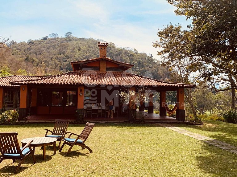 Linda Villa com sete suítes e vista para as montanhas