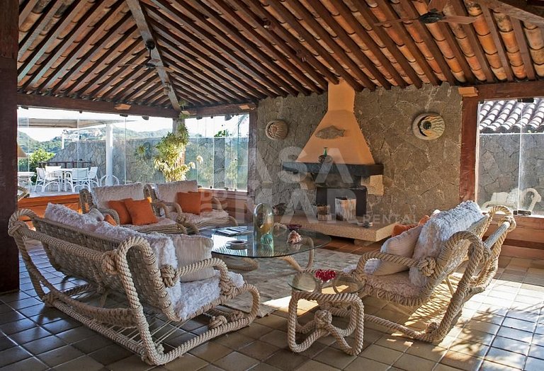 Linda casa com vista deslumbrante das águas calmas do mar da