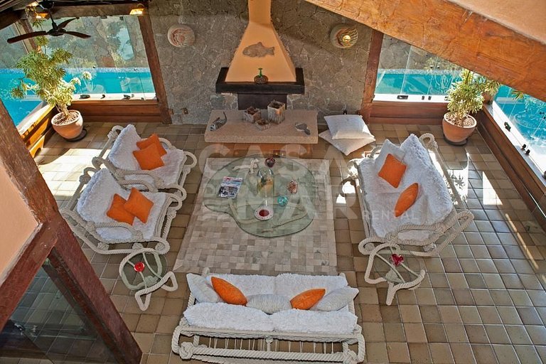 Linda casa com vista deslumbrante das águas calmas do mar da