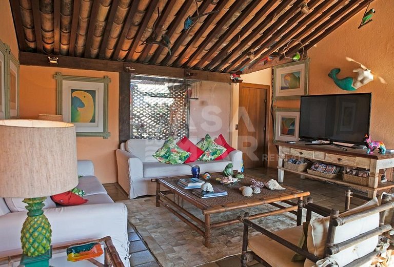 Linda casa com vista deslumbrante das águas calmas do mar da