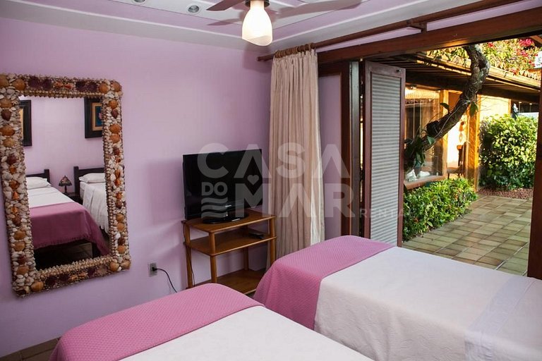 Linda casa com vista deslumbrante das águas calmas do mar da