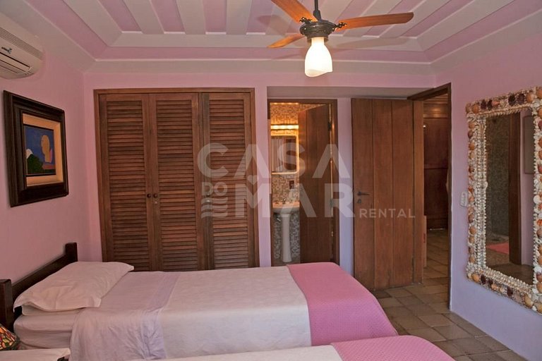 Linda casa com vista deslumbrante das águas calmas do mar da