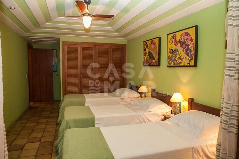 Linda casa com vista deslumbrante das águas calmas do mar da