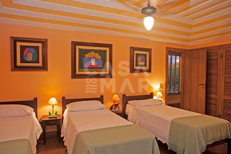 Linda casa com vista deslumbrante das águas calmas do mar da