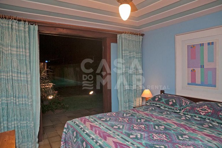 Linda casa com vista deslumbrante das águas calmas do mar da