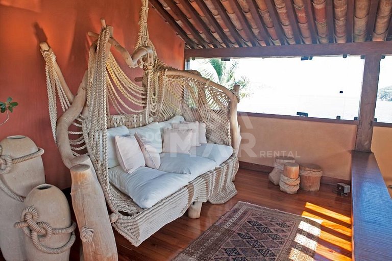 Linda casa com vista deslumbrante das águas calmas do mar da