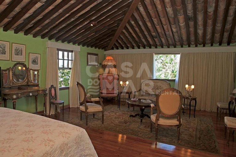 Linda casa com vista deslumbrante das águas calmas do mar da
