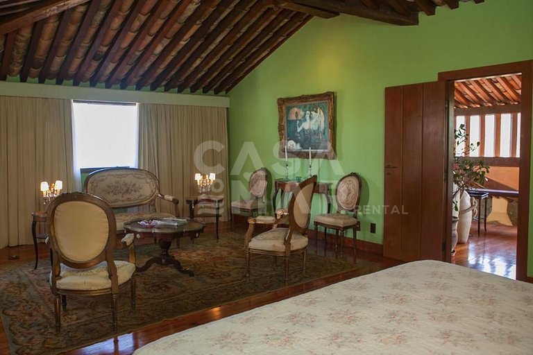 Linda casa com vista deslumbrante das águas calmas do mar da