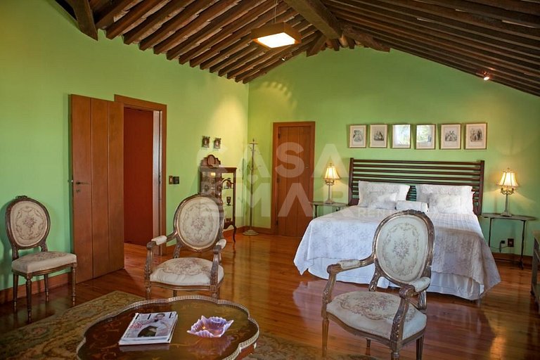 Linda casa com vista deslumbrante das águas calmas do mar da