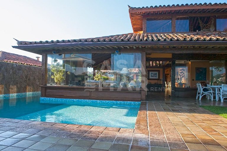 Linda casa com vista deslumbrante das águas calmas do mar da