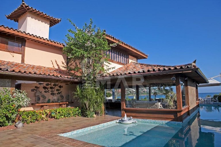 Linda casa com vista deslumbrante das águas calmas do mar da