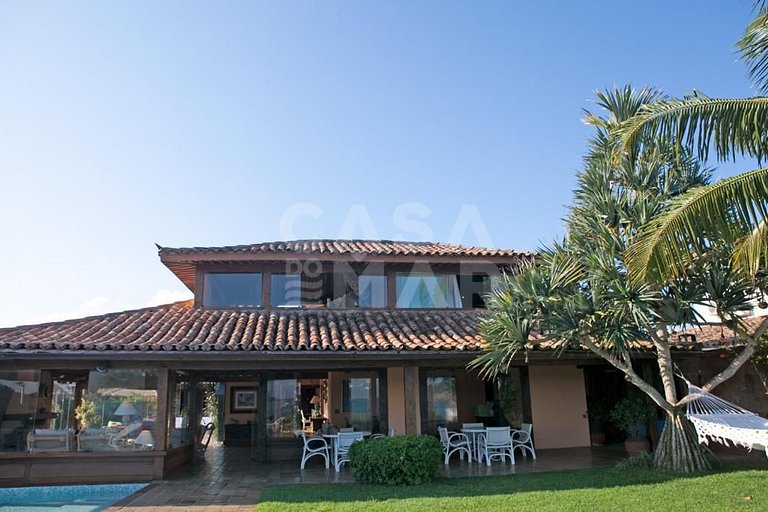 Linda casa com vista deslumbrante das águas calmas do mar da