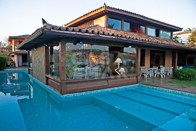 Linda casa com vista deslumbrante das águas calmas do mar da