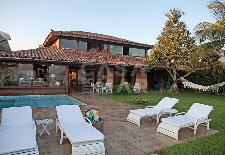 Linda casa com vista deslumbrante das águas calmas do mar da