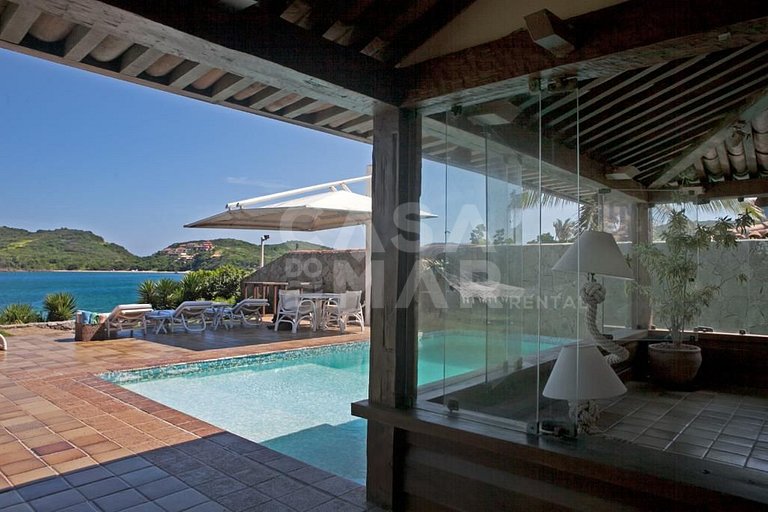 Linda casa com vista deslumbrante das águas calmas do mar da