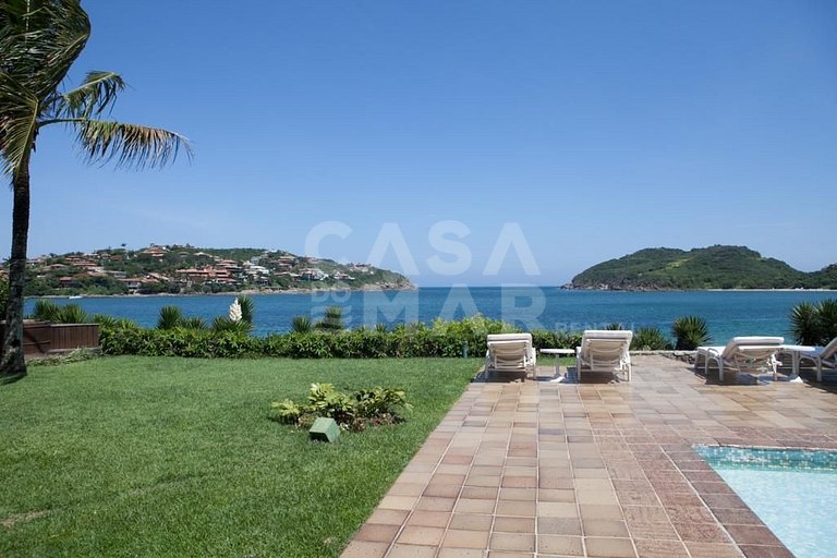Linda casa com vista deslumbrante das águas calmas do mar da