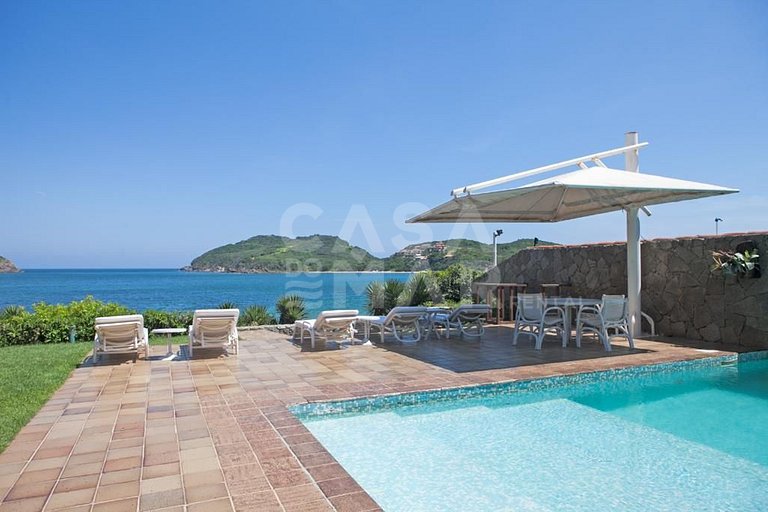Linda casa com vista deslumbrante das águas calmas do mar da