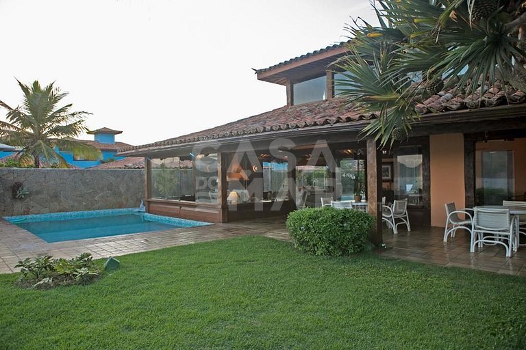 Linda casa com vista deslumbrante das águas calmas do mar da