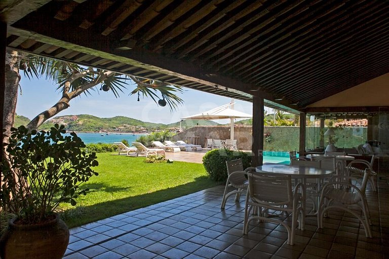 Linda casa com vista deslumbrante das águas calmas do mar da