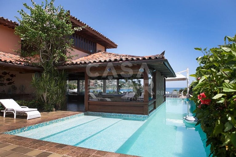 Linda casa com vista deslumbrante das águas calmas do mar da