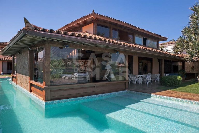 Linda casa com vista deslumbrante das águas calmas do mar da