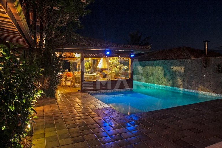 Linda casa com vista deslumbrante das águas calmas do mar da