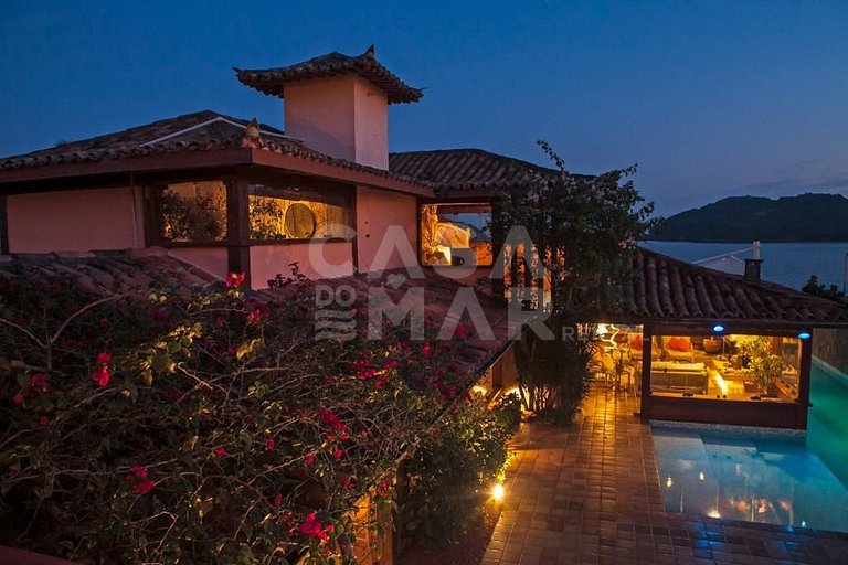 Linda casa com vista deslumbrante das águas calmas do mar da