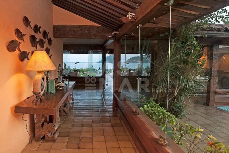 Linda casa com vista deslumbrante das águas calmas do mar da